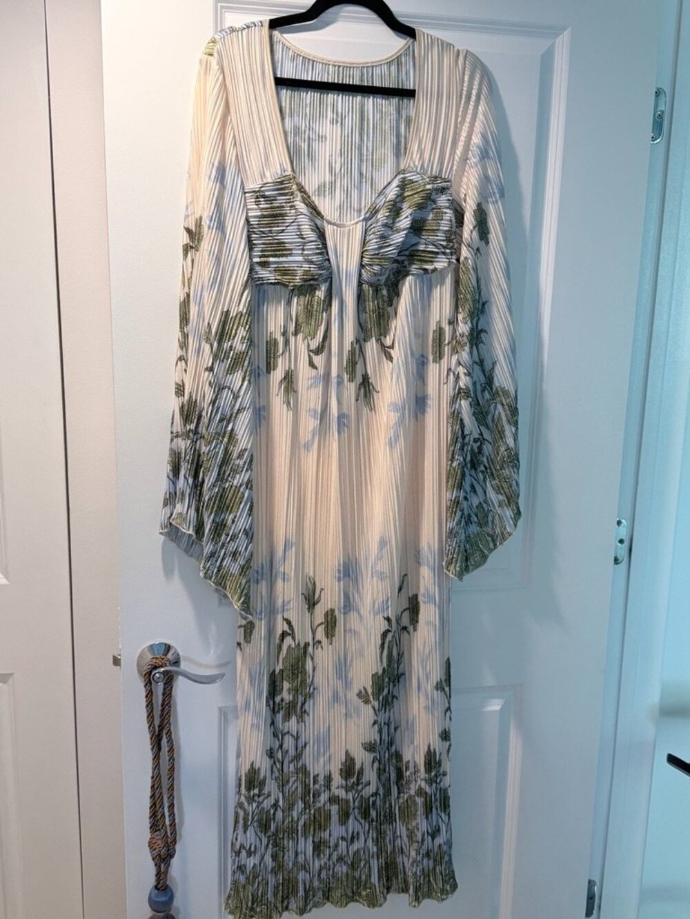 Plus size Maxi dress (size 14-16), sexy curves, low cut front.